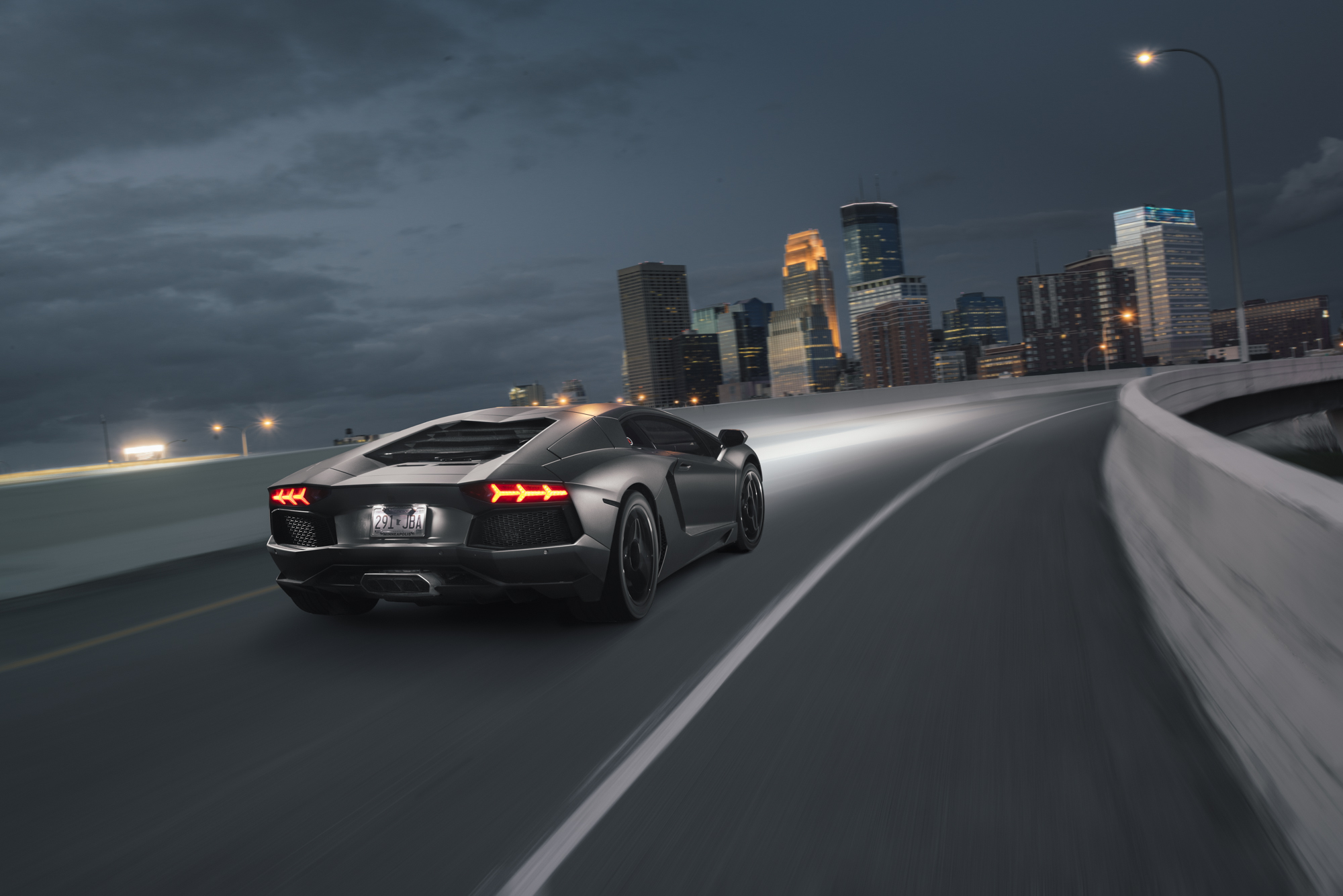 Ночь тачки. Lamborghini Aventador в ночном городе. Ламборгини авентадор скорость. Машина ночью. Город ночь спорткары.